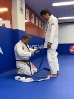 青帯、昇格おめでとうございます。
この方の柔術スタイルは熱くなり過ぎないスパーリングをされます。
物静かで練習パートナーにやさしく、クラスで教えた技を一番再現されている様な気がします。

これからもづっと一緒に柔術がしたいです。あと釣りも（笑）

柔の柔術を極められる事を期待してます。

柔の強さを持つあなたと共に成長したいです。