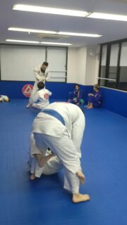 入会金無料 初月無料キャンペーン延長 親子割引き強化中
月額ずっと
親1人に対し子供1人(小学生まで)無料
見学・無料体験のご予約はDMでも受け付けております♪
ウェブサイトのお問い合わせから送っていただいても大丈夫です。
見学か無料体験のどちらをご希望か、お名前、希望の日時をクラススケジュールご確認の上、送信してください。
グレイシーバッハ枚方大阪
📍ACCESS
573-0163
大阪府枚方市長尾元町5-8-1長尾元町NSビル3F
★JR長尾駅から徒歩8分!
★お車の方は近隣コインパーキングをご利用ください。
🌏WEBSITE
graciebarrahirakataosaka.com
#グレイシーバッハ
#グレイシーバッハ枚方大阪
#ブラジリアン柔術
#格闘技ジム
#枚方
graciebarrajapan
brazilianjiujitsu