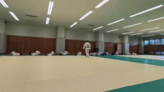 見学・無料体験のご予約はDMでも受け付けております♪
ウェブサイトのお問い合わせから送っていただいても大丈夫です。
見学か無料体験のどちらをご希望か、お名前、希望の日時をクラススケジュールご確認の上、送信してください。
　
グレイシーバッハ枚方大阪
📍ACCESS
573-0163
大阪府枚方市長尾元町5-8-1長尾元町NSビル3F
★JR長尾駅から徒歩8分！
★お車の方は近隣コインパーキングをご利用ください。

🌏WEBSITE
graciebarrahirakataosaka.com

#グレイシーバッハ
#グレイシーバッハ枚方大阪
#ブラジリアン柔術
#格闘技ジム
#枚方
graciebarrajapan
brazilianjiujitsu